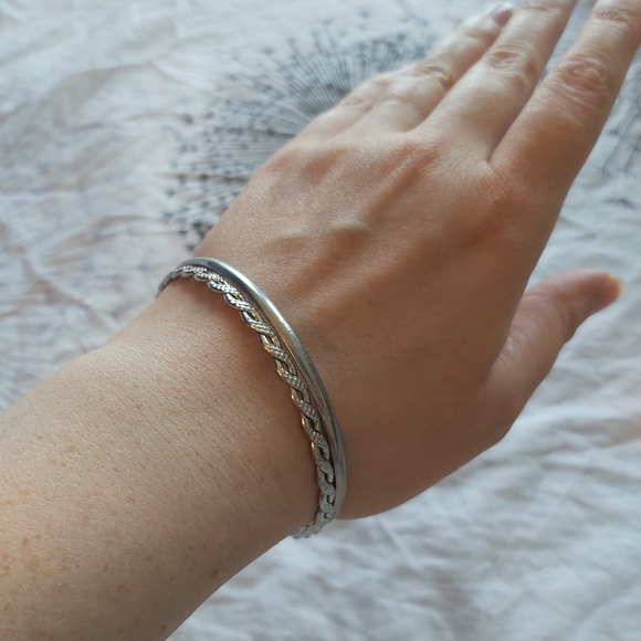 🌼FREE add on!🌼 Set of 2 silver bangles - Picture 3 of 3